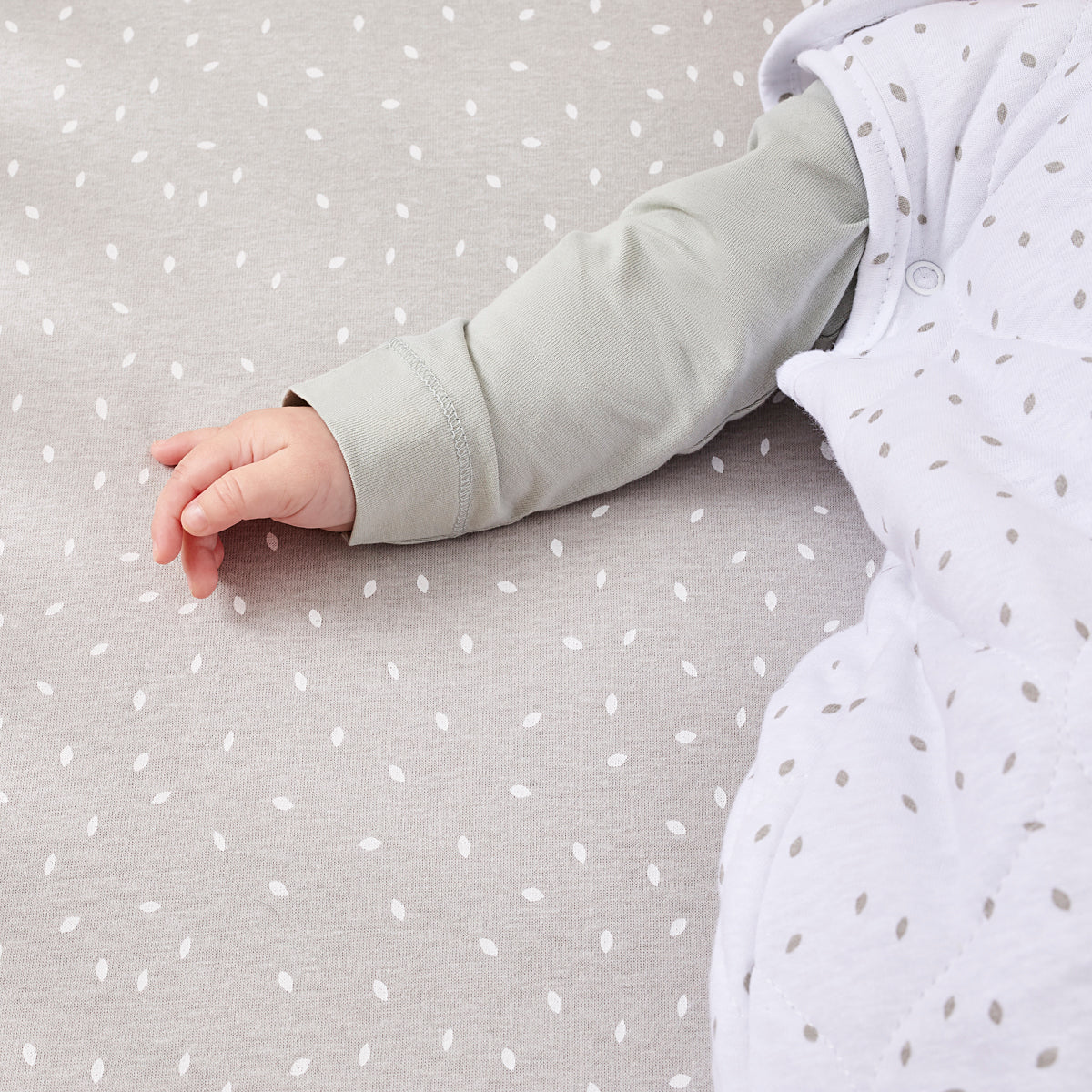 Little Green Sheep Organic Baby Sleeping Bag | 2.5 Tog | 0-6 Months - White Rice