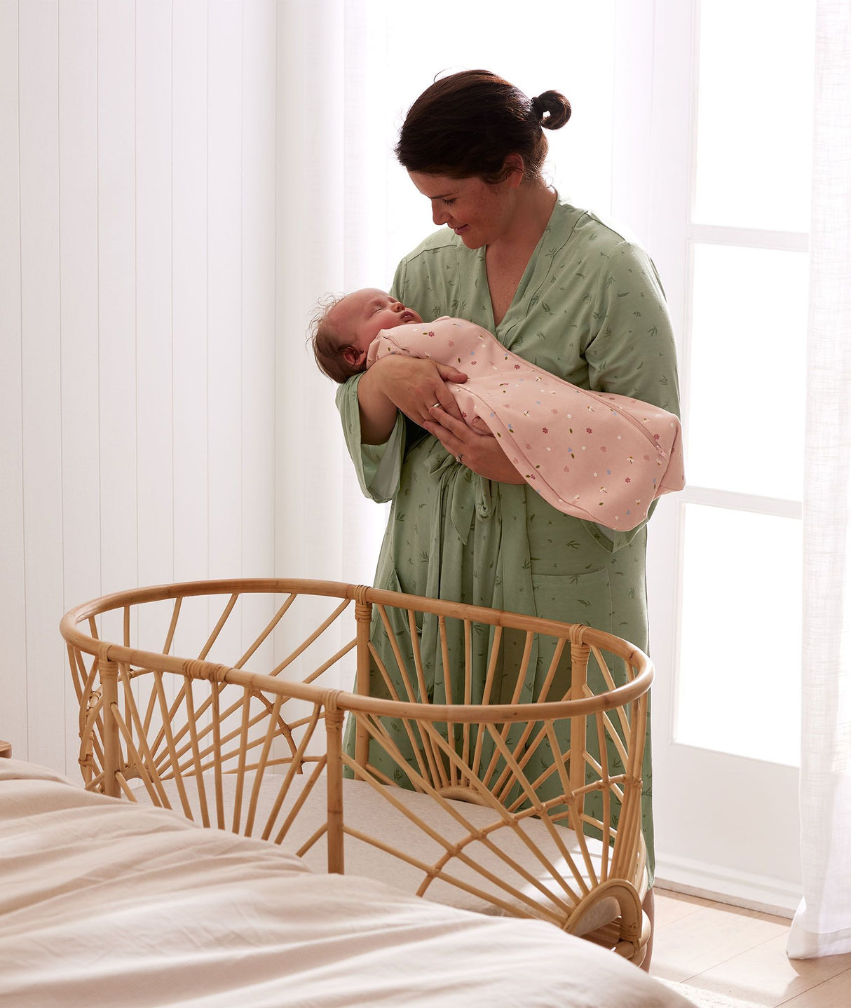 ergoPouch Organic All Year Newborn Swaddle Sleeping Bag | 1.0 Tog - Daisies