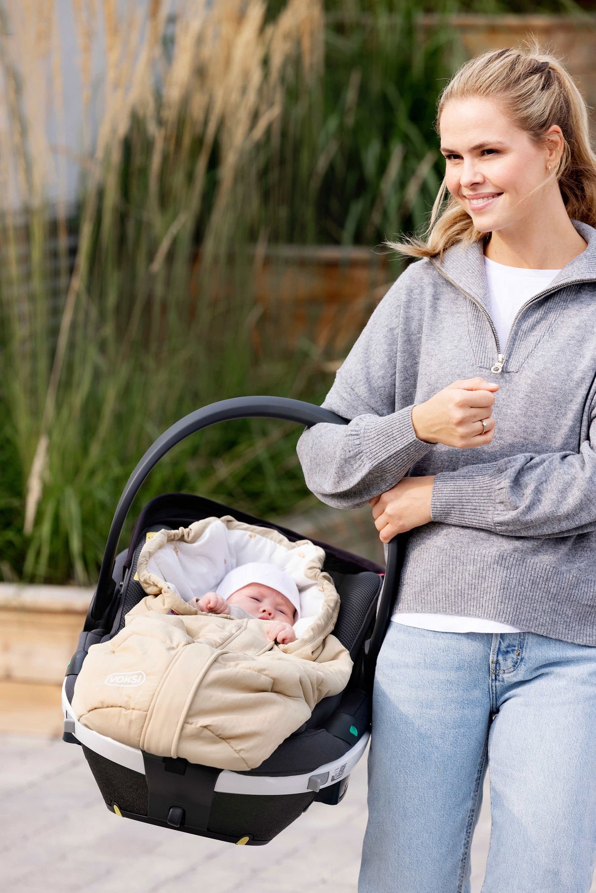 BeSafe Go Beyond i-Size Infant Car Seat - Fresh Black Cab