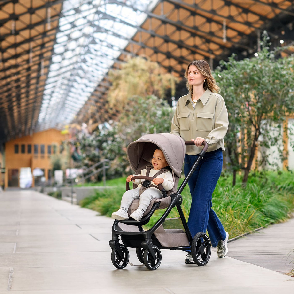 Maxi Cosi Oxford Essential Bundle with Accessories - Twillic Truffle