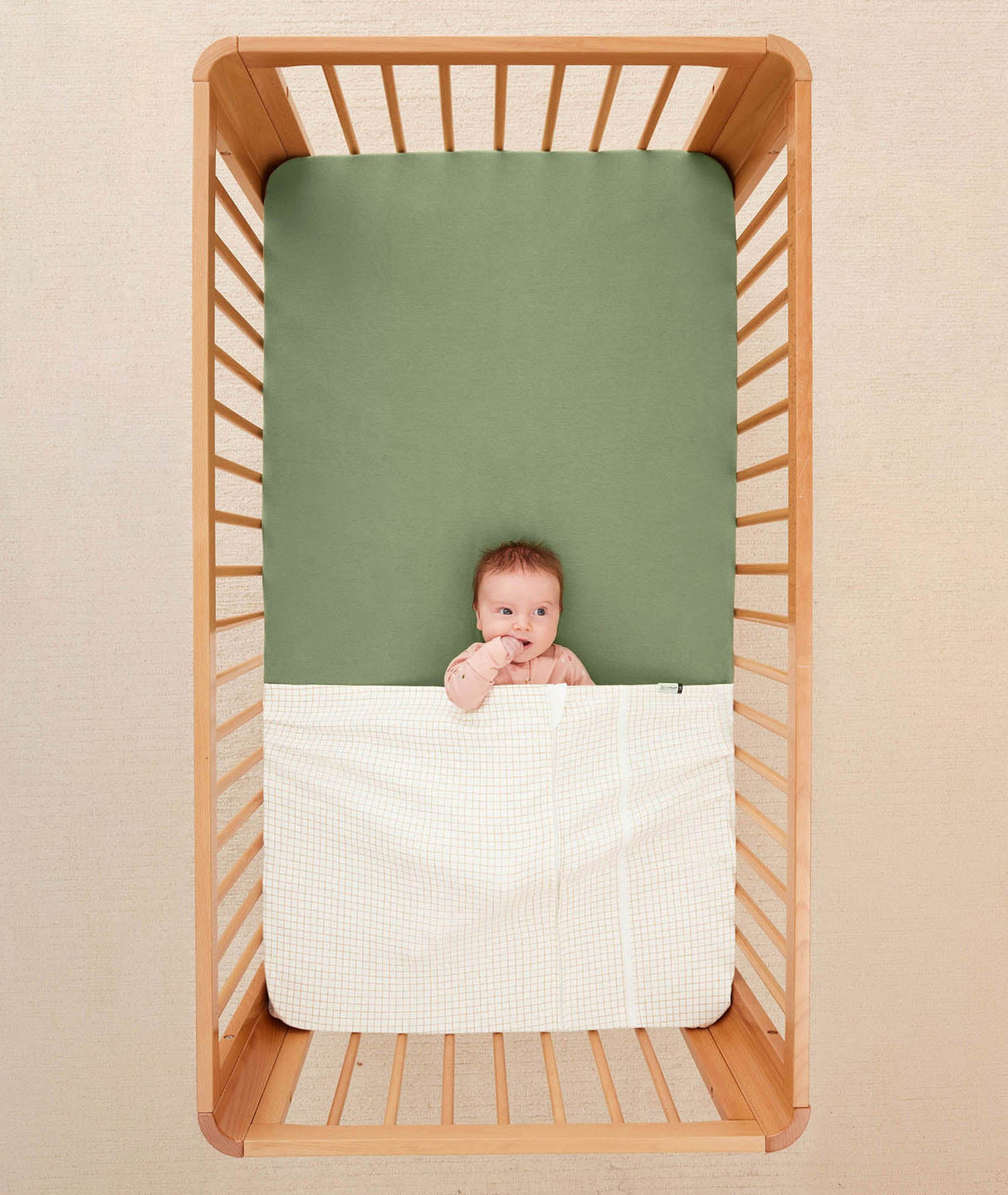 ergoPouch Organic Crib All Year/Winter HugMe Blanket | 1.0-2.5 Tog - Caramel Grid