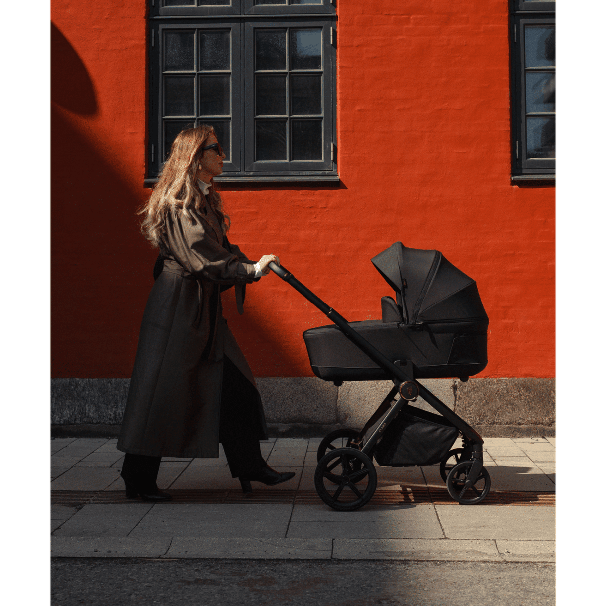 Venicci Claro Travel System Bundle with Accessories, Cybex Cloud T & ISOFIX Base - Noir