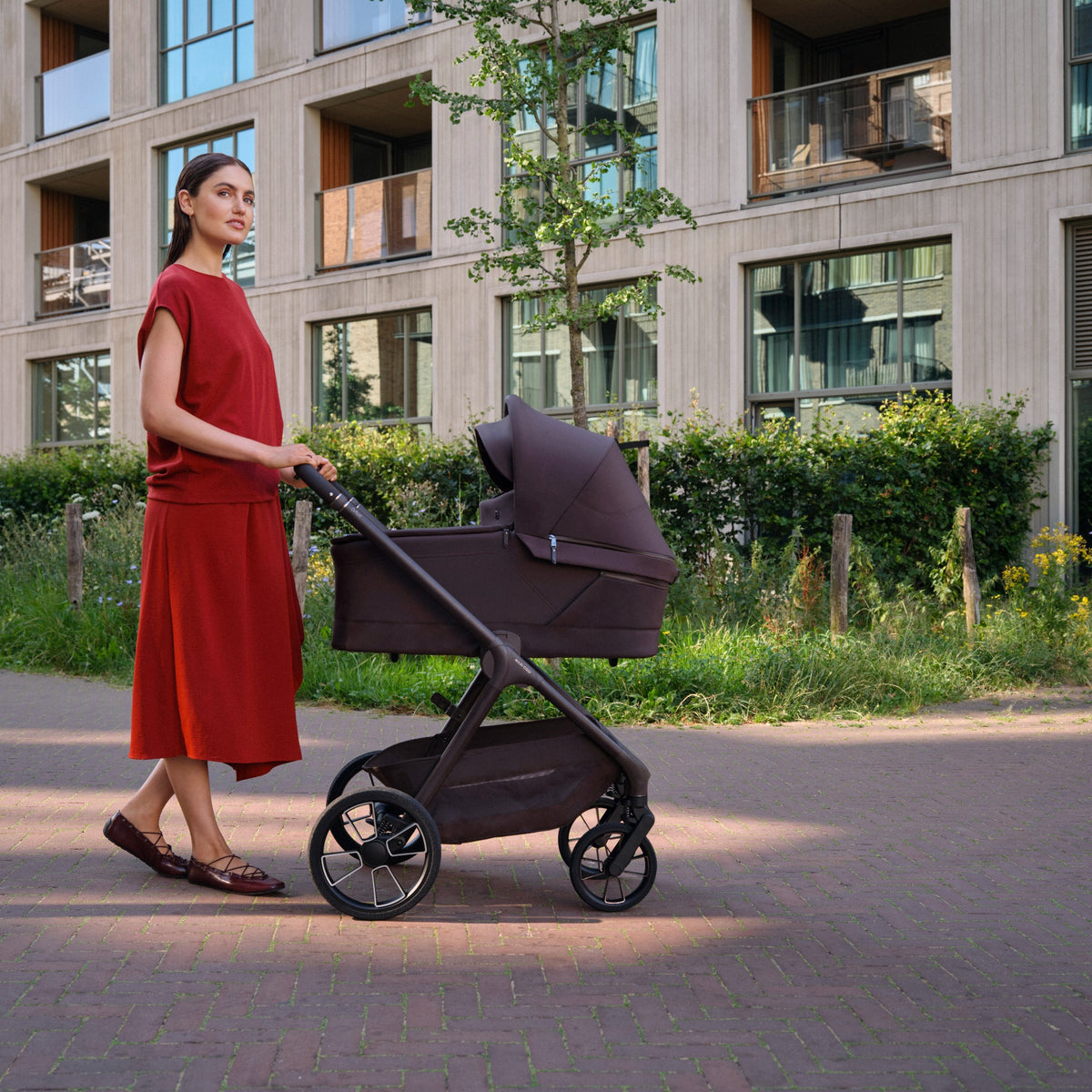 Maxi Cosi Oxford+ 2026 Essential Bundle including Carrycot - Onyx Black 8