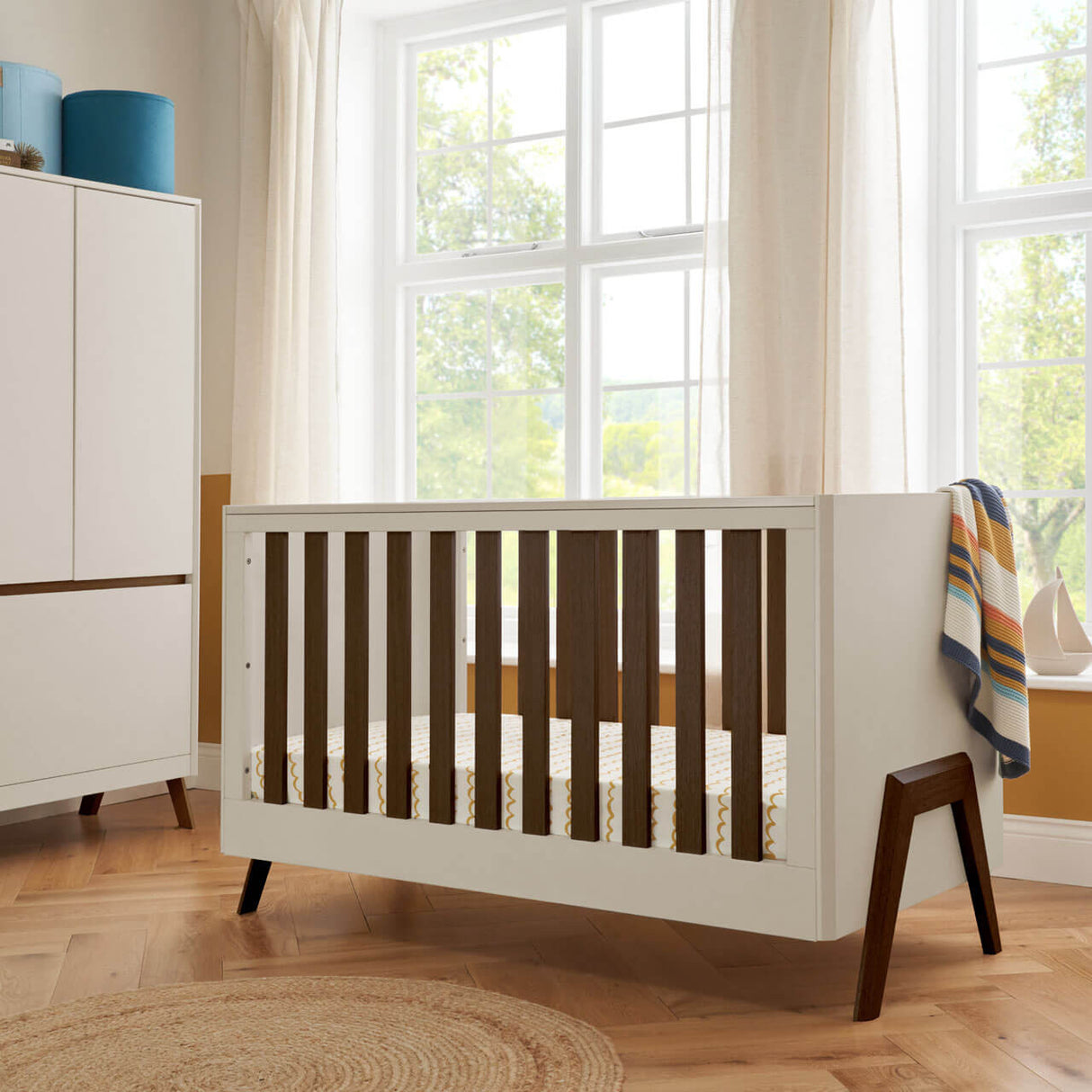 Tutti Bambini Fuori Cot Bed - Warm Walnut/White Sand